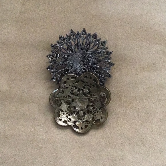 Brooches - Picture 4 of 4